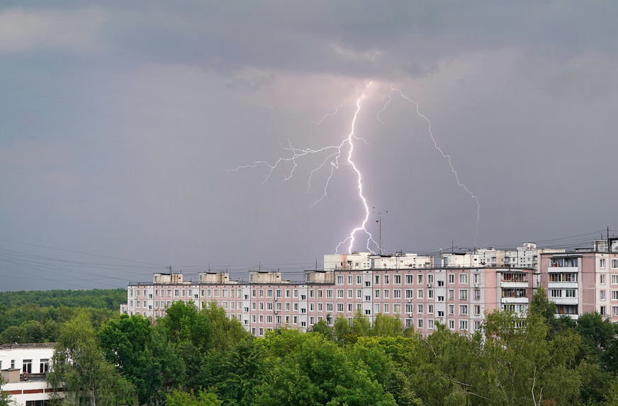 Два удара молнии. Пятигорск гроза. Молния в Москве. Молнии над Москвой.