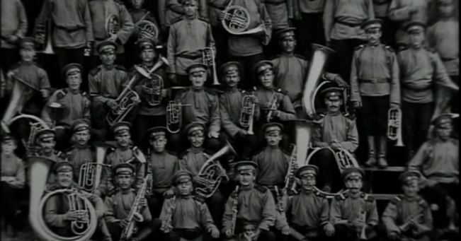 Кадр из фильма «Военной музыки оркестр»