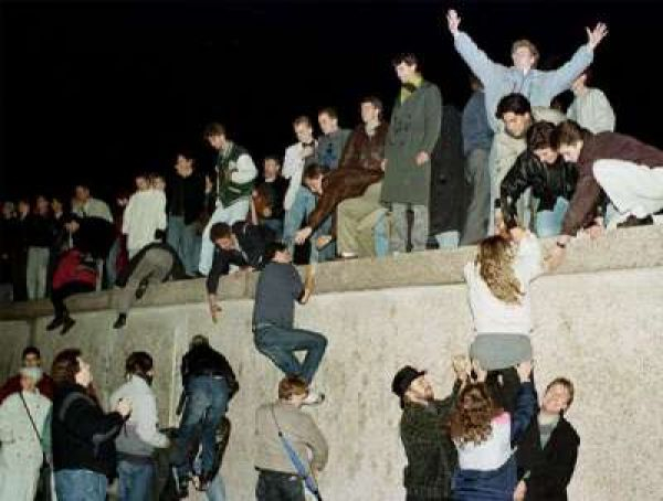 Кадр из фильма «Берлинская стена. Траектория падения»