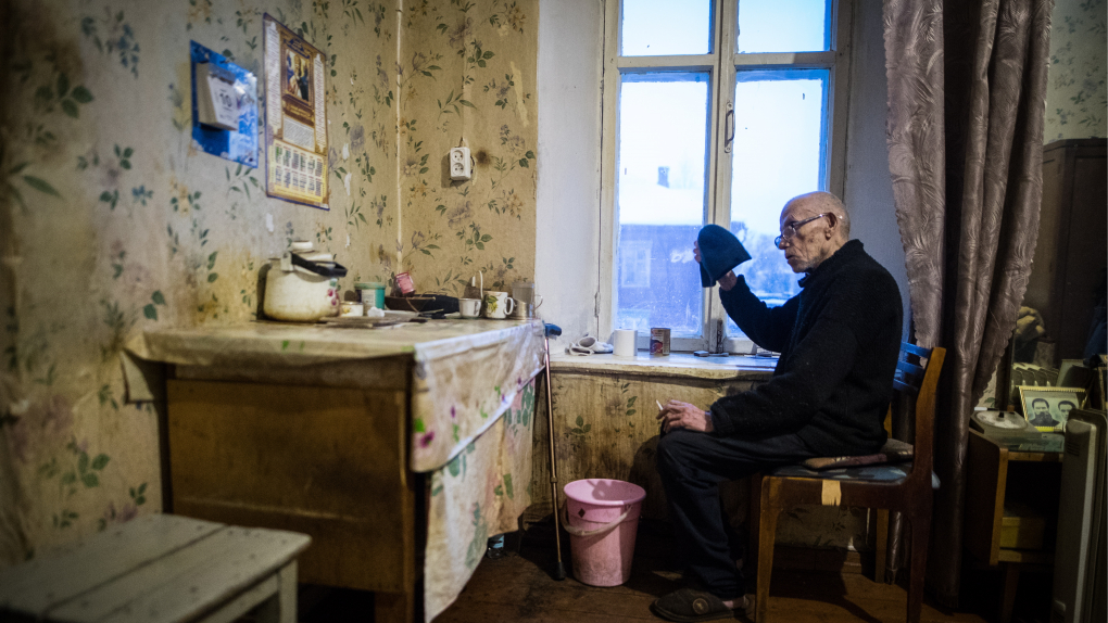 Задавить бедность! Незарегистрированные лекарства. ЖКХ по-нашему: качество воды. Потребкооперация. Телемедицина: переломы | Программы | ОТР - Общественное Телевидение России Житель города Торопца в своем доме (Фото: Сергей Бобылев/ТАСС, 2018 г.)